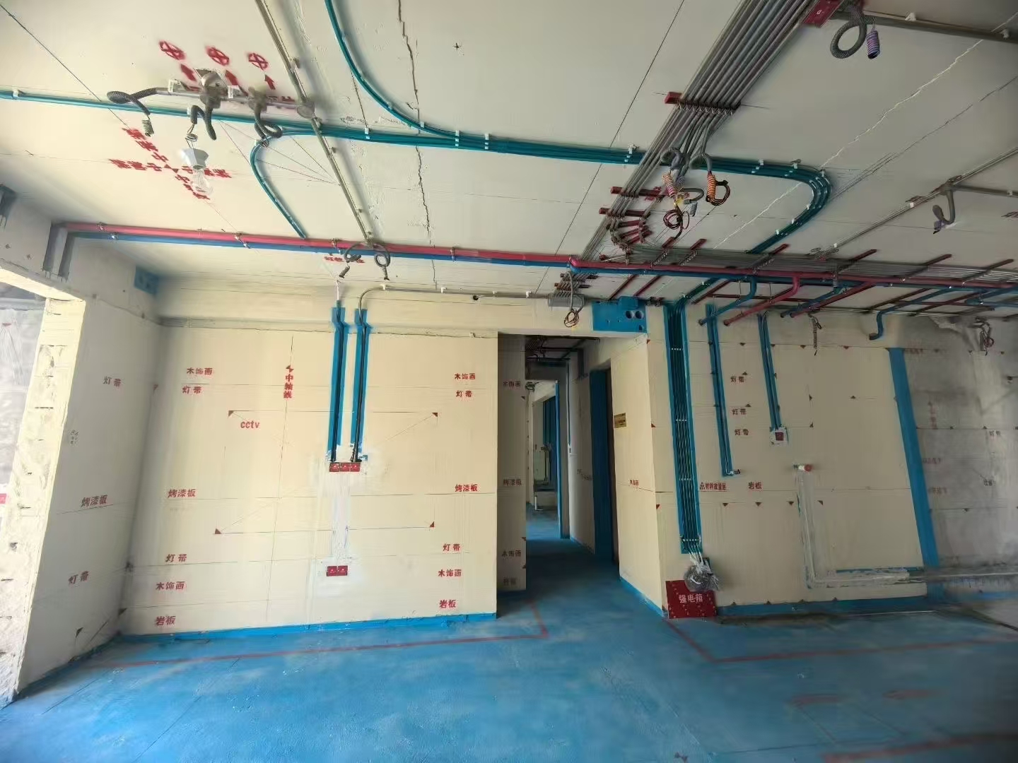 直擊高端（duān）家裝現場：17c无码定製透明線管如何“照亮”隱（yǐn）蔽（bì）工程